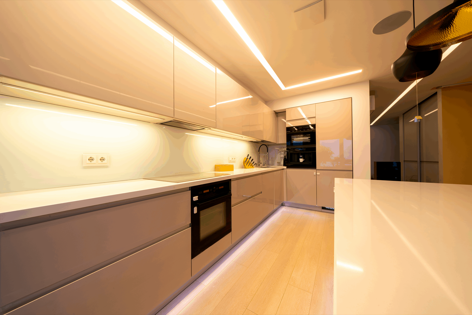 interior-design-spacious-bright-studio-apartment-i-2024-10-18-09-51-37-utc